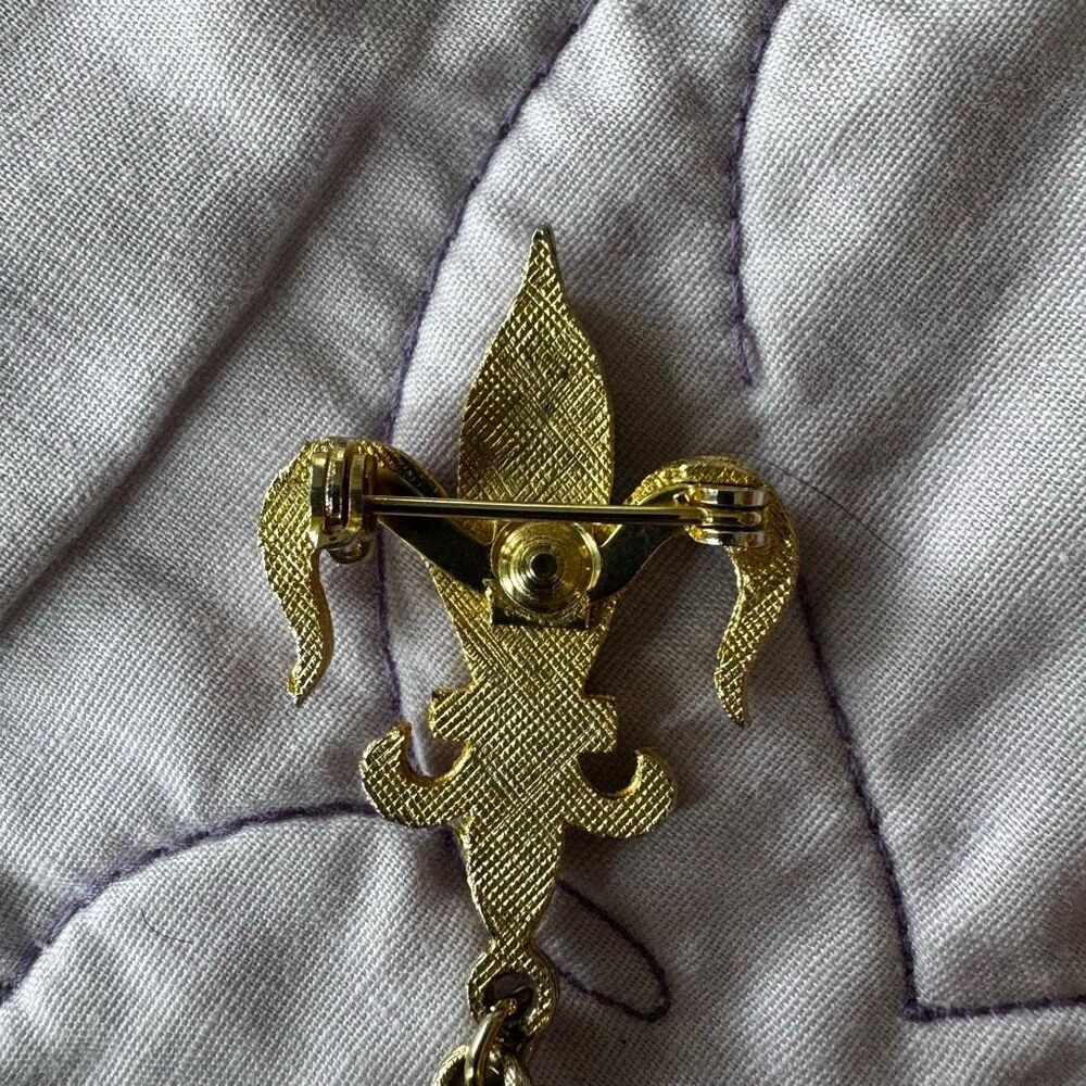 Vintage Gold-Tone Fleur-de-Lis Brooch | Dangling Open-Work Teardrop Pendant | Br - Picture 4 of 5